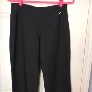 Nike wide leg cropped Dri-fit yoga pants black Size m